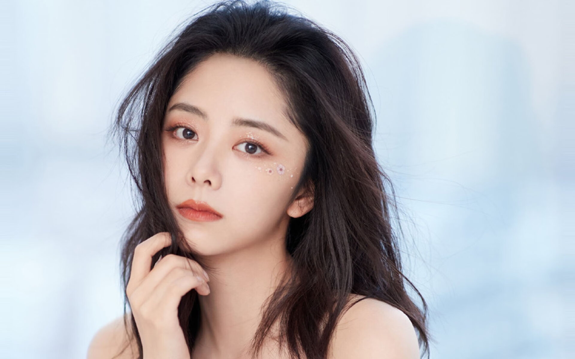 舞台中央的蒂亚戈，当梅阿查的灯光为他点亮